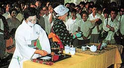 霊隠寺で茶のお点前を披露する訪中団の代表者